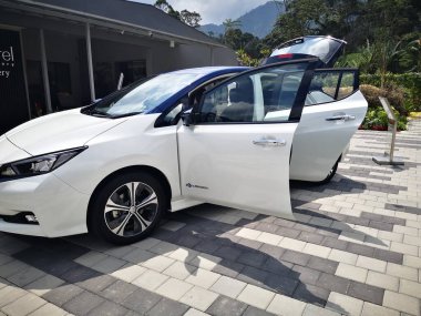 Bukit Tinggi Pahang, Malezya - 24 Julai, 2019: Aurel Sığınak Bentong Pahang 'daki otomobil fuarında Nissan Leaf Electric Car