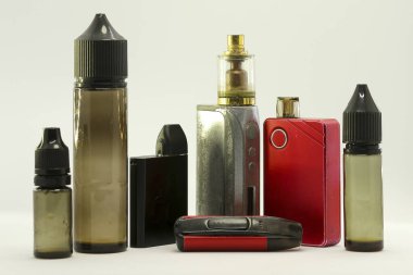 elektronik sigara koleksiyon üzerinde beyaz izole