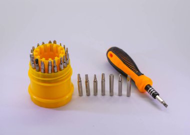Küçük bir tornavida seti. Metal tornavida ısırığı. Beyaz arkaplanda izole edilmiş aletler için torx torx tornavida takımı çoklu bit tamir araçları.