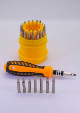 Küçük bir tornavida seti. Metal tornavida ısırığı. Beyaz arkaplanda izole edilmiş aletler için torx torx tornavida takımı çoklu bit tamir araçları.
