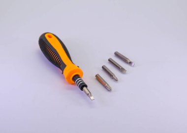 Küçük bir tornavida seti. Metal tornavida ısırığı. Beyaz arkaplanda izole edilmiş aletler için torx torx tornavida takımı çoklu bit tamir araçları.