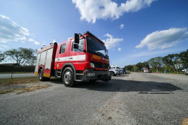 Gurun, Kedah Malezya - 14 Ocak 2020: Mavi gökyüzü kurtarılmaya hazır itfaiye aracı yolda