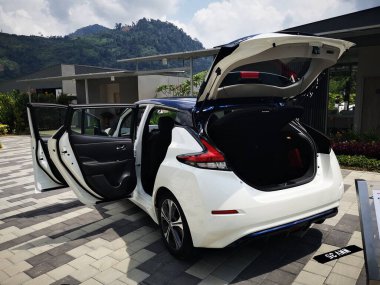 Bukit Tinggi Pahang, Malezya - 24 Julai, 2019: Aurel Sığınak Bentong Pahang 'daki otomobil fuarında Nissan Leaf Electric Car