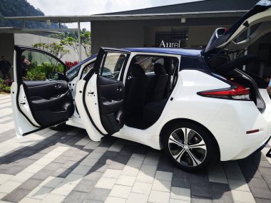 Bukit Tinggi Pahang, Malezya - 24 Julai, 2019: Aurel Sığınak Bentong Pahang 'daki otomobil fuarında Nissan Leaf Electric Car
