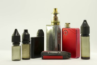 elektronik sigara koleksiyon üzerinde beyaz izole