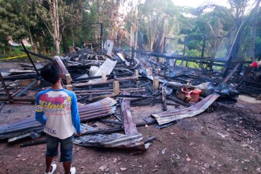 Changlun, Kedah Malezya: 2017 dolaylarında, Changlun 'da ahşap bir ev yandı. Malezya İtfaiye ve Kurtarma Departmanı itfaiye binasının önünde.