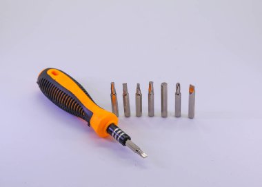Küçük bir tornavida seti. Metal tornavida ısırığı. Beyaz arkaplanda izole edilmiş aletler için torx torx tornavida takımı çoklu bit tamir araçları.