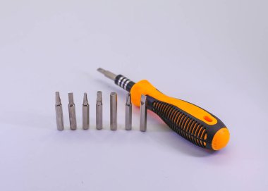 Küçük bir tornavida seti. Metal tornavida ısırığı. Beyaz arkaplanda izole edilmiş aletler için torx torx tornavida takımı çoklu bit tamir araçları.