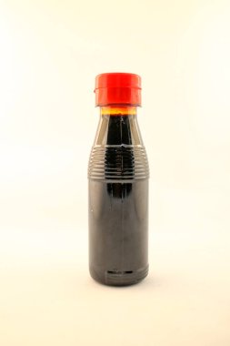 Beyaz arka plan üzerinde izole soya sosu şişe