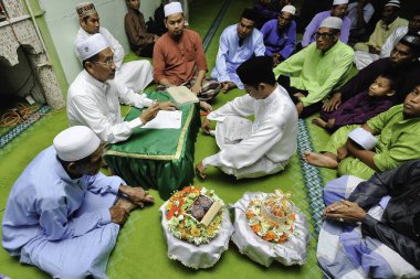 Pazardaki bir grup insan.