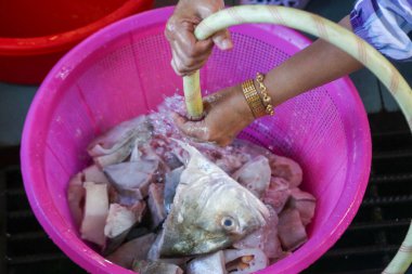 Arka plandaki ıslak pazardaki balıklar, kapatın.