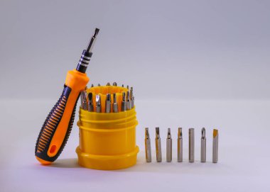 Küçük bir tornavida seti. Metal tornavida ısırığı. Beyaz arkaplanda izole edilmiş aletler için torx torx tornavida takımı çoklu bit tamir araçları.