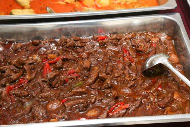 Siyah soya soslu geyik eti.