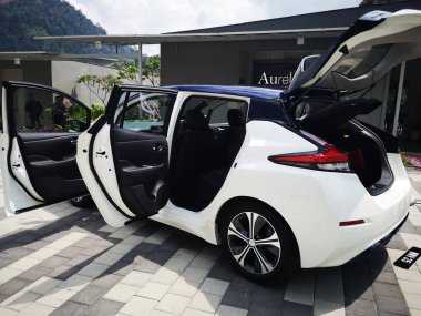 Bukit Tinggi Pahang, Malezya - 24 Julai, 2019: Aurel Sığınak Bentong Pahang 'daki otomobil fuarında Nissan Leaf Electric Car