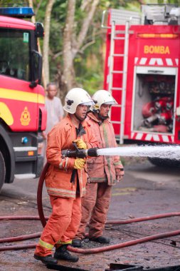 Changlun, Kedah Malezya: 2017 dolaylarında, Changlun 'da ahşap bir ev yandı. Malezya İtfaiye ve Kurtarma Departmanı itfaiye binasının önünde.