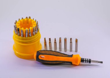 Küçük bir tornavida seti. Metal tornavida ısırığı. Beyaz arkaplanda izole edilmiş aletler için torx torx tornavida takımı çoklu bit tamir araçları.