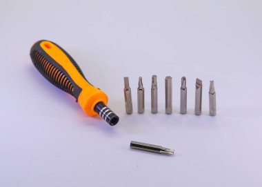 Küçük bir tornavida seti. Metal tornavida ısırığı. Beyaz arkaplanda izole edilmiş aletler için torx torx tornavida takımı çoklu bit tamir araçları.