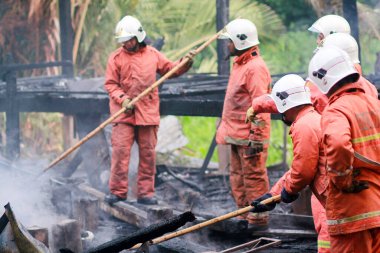 Changlun, Kedah Malezya: 2017 dolaylarında, Changlun 'da ahşap bir ev yandı. Malezya İtfaiye ve Kurtarma Departmanı itfaiye binasının önünde.