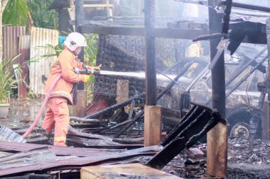 Changlun, Kedah Malezya: 2017 dolaylarında, Changlun 'da ahşap bir ev yandı. Malezya İtfaiye ve Kurtarma Departmanı itfaiye binasının önünde.