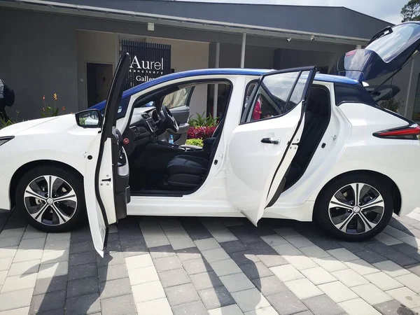 Bukit Tinggi Pahang, Malezya - 24 Julai, 2019: Aurel Sığınak Bentong Pahang 'daki otomobil fuarında Nissan Leaf Electric Car