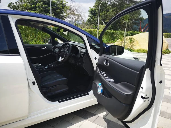 Bukit Tinggi Pahang, Malezya - 24 Julai, 2019: Aurel Sığınak Bentong Pahang 'daki otomobil fuarında Nissan Leaf Electric Car