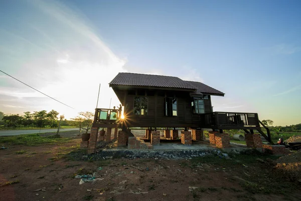 Casa Tradicional Malaya Borde Del Campo Naturaleza Con Cielo Azul — Foto de Stock