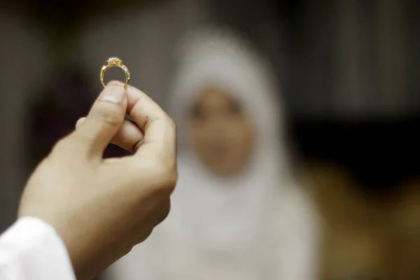 Tangan Pengantin Pria Dengan Cincin Kawin — Stok Foto