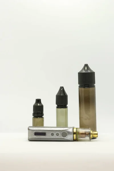 beyaz üzerine izole edilmiş elektronik sigara koleksiyonu