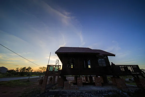 Traditionel Malay Hus Kanten Feltet Naturen Med Blå Himmel - Stock-foto