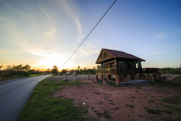 Traditionel Malay Hus Kanten Feltet Naturen Med Blå Himmel - Stock-foto