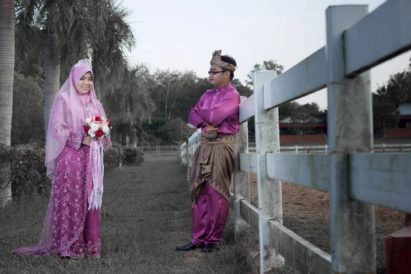 Dua Wanita Berpakaian Tradisional Berpose Taman — Stok Foto