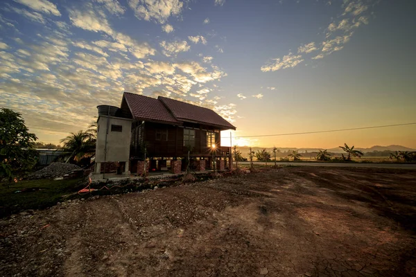 Traditionel Malay Hus Kanten Feltet Naturen Med Blå Himmel - Stock-foto