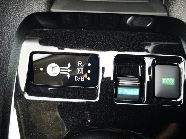 Bukit Tinggi Pahang, Malezya - 24 Julai, 2019: Aurel Sığınak Bentong Pahang 'daki otomobil fuarında Nissan Leaf Electric Car