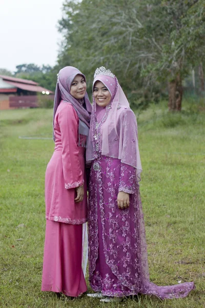Dua Wanita Cantik Mengenakan Jilbab Dan Gaun Berdiri Depan Temannya — Stok Foto