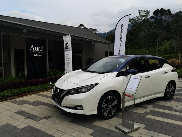 Bukit Tinggi Pahang, Malezya - 24 Julai, 2019: Aurel Sığınak Bentong Pahang 'daki otomobil fuarında Nissan Leaf Electric Car