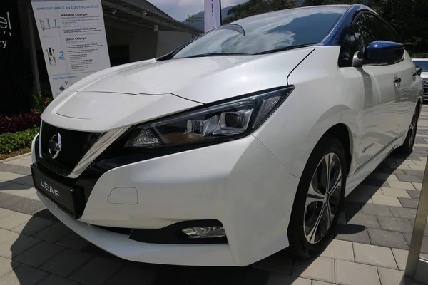 Bukit Tinggi Pahang, Malezya - 24 Julai, 2019: Aurel Sığınak Galerisi 'nde Metalik Beyaz Nissan Yaprağı, Bentong Pahang..