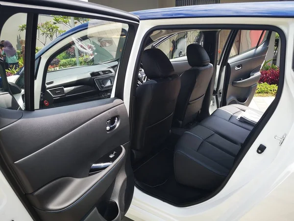 Bukit Tinggi Pahang, Malezya - 24 Julai, 2019: Aurel Sığınak Bentong Pahang 'daki otomobil fuarında Nissan Leaf Electric Car