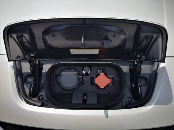 Bukit Tinggi Pahang, Malezya - 24 Julai, 2019: Aurel Sığınak Bentong Pahang 'daki otomobil fuarında Nissan Leaf Electric Car