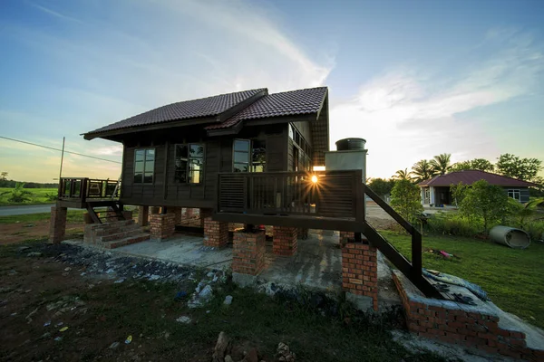 Casa Tradicional Malaya Borde Del Campo Naturaleza Con Cielo Azul —  Fotos de Stock