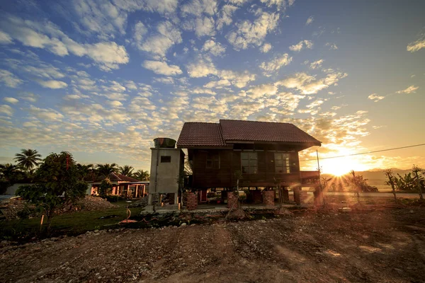 Casa Tradicional Malaya Borde Del Campo Naturaleza Con Cielo Azul — Foto de Stock