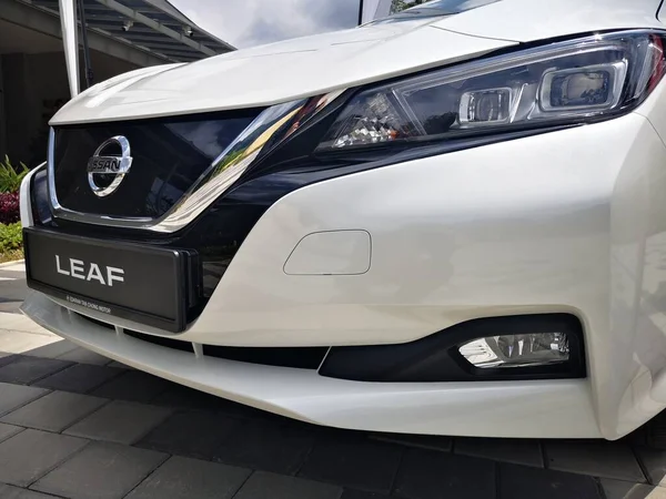 Bukit Tinggi Pahang, Malezya - 24 Julai, 2019: Aurel Sığınak Bentong Pahang 'daki otomobil fuarında Nissan Leaf Electric Car