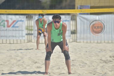 IANGKAWI, MALAYSIA - 13 Mart 2020: Kruz ve Poznanski Polonya 'dan Nishimura ve Shibata' ya karşı FIVB Plaj Voleybol Wourld Tour Langkawi 2020 'nin ikinci gününde