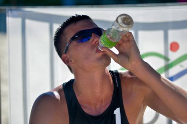 IANGKAWI, MALAYSIA - 13 Mart 2020: Polonya 'dan Szalankiewicz ve Lesiecki, Rusya' dan Ermishenkov ve Gusev 'e karşı, FIVB Plaj Voleybol Dünya Turu' nun 2. günü Langkawi 2020