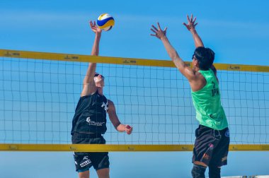 IANGKAWI, MALAYSIA - 13 Mart 2020: Kruz ve Poznanski Polonya 'dan Nishimura ve Shibata' ya karşı FIVB Plaj Voleybol Wourld Tour Langkawi 2020 'nin ikinci gününde