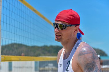 IANGKAWI, MALAYSIA - 13 Mart 2020: Polonya 'dan Szalankiewicz ve Lesiecki, Rusya' dan Ermishenkov ve Gusev 'e karşı, FIVB Plaj Voleybol Dünya Turu' nun 2. günü Langkawi 2020