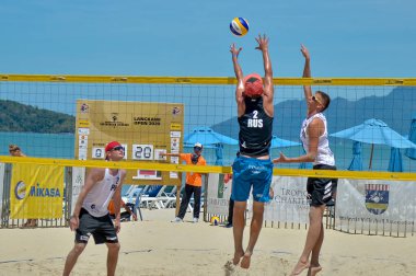 IANGKAWI, MALAYSIA - 13 Mart 2020: Polonya 'dan Szalankiewicz ve Lesiecki, Rusya' dan Ermishenkov ve Gusev 'e karşı, FIVB Plaj Voleybol Dünya Turu' nun 2. günü Langkawi 2020