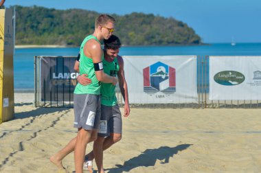 IANGKAWI, MALAYSIA - 13 Mart 2020: Kruz ve Poznanski Polonya 'dan Nishimura ve Shibata' ya karşı FIVB Beach Voleybol Dünya Turu Langkawi 2020 'nin 2. gününde