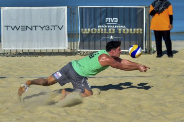 IANGKAWI, MALAYSIA - 13 Mart 2020: Hollanda 'dan Boehle ve Boermans, Rusya' dan Gobenko ve Kranin 'e karşı FiVB Plaj Voleybol Dünya Turu Langkawi 2020' nin 2. gününde