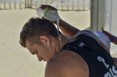 IANGKAWI, MALAYSIA - 13 Mart 2020: Polonya 'dan Szalankiewicz ve Lesiecki, Rusya' dan Ermishenkov ve Gusev 'e karşı, FIVB Plaj Voleybol Dünya Turu' nun 2. günü Langkawi 2020