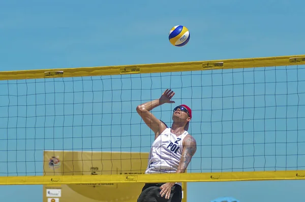 IANGKAWI, MALAYSIA - 13 Mart 2020: Polonya 'dan Szalankiewicz ve Lesiecki, Rusya' dan Ermishenkov ve Gusev 'e karşı, FIVB Plaj Voleybol Dünya Turu' nun 2. günü Langkawi 2020